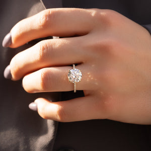 The Aline Set With A 1 Carat Round 18K Yellow Gold Lab Diamond