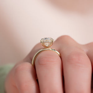The Kamellie Set  With A 2.5 Carat Oval 18K Yellow Gold Moissanite