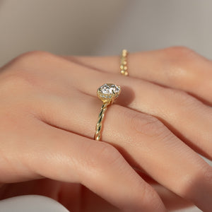 The Alice Set With A 1 Carat Oval 18K Yellow Gold Lab Diamond