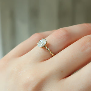 The Alice Set With A 1 Carat Oval 18K Yellow Gold Lab Diamond