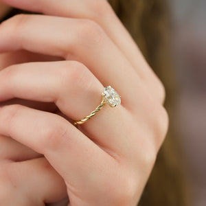 The Alice Set With A 1 Carat Oval 18K Yellow Gold Lab Diamond