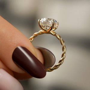 The Alice Set With A 1 Carat Round 18K Yellow Gold Lab Diamond