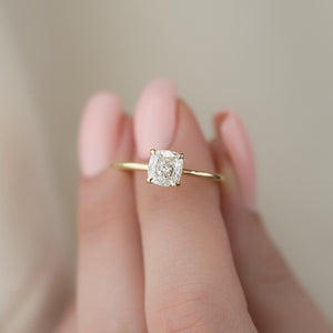 The Crown Kamellie Set  With A 2.5 Carat Cushion 18K Yellow Gold Moissanite