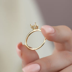The Crown Kamellie Set  With A 2.5 Carat Cushion 18K Yellow Gold Moissanite