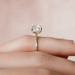 The Crown Kamellie Set  With A 2.5 Carat Cushion 18K Yellow Gold Moissanite