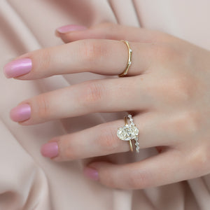 The Crown Kamellie Set  With A 2.5 Carat Oval 18K Yellow Gold Moissanite