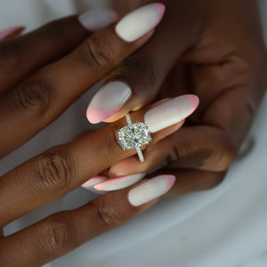 The Pave Crown Kamellie Set  With A 5 Carat E. Cushion 18K White Gold Moissanite