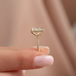 The Pave Crown Kamellie Set With A 2.5 Carat E. Cushion 18K Yellow Gold Lab Diamond