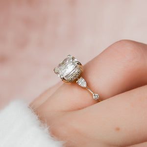 The Naomi Set With A 1 Carat Cushion 18K Yellow Gold Lab Diamond