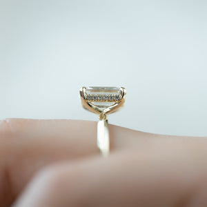The Razor Kamellie Set  With A 2.5 Carat Emerald 14K Yellow Gold Moissanite