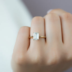 The Razor Kamellie Set  With A 2.5 Carat Emerald 14K Yellow Gold Moissanite