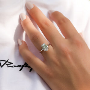 The Razor Kamellie Set  With A 2.5 Carat Oval 18K White Gold Moissanite