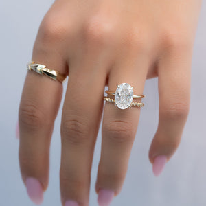 The Razor Kamellie Set  With A 2.5 Carat Oval 18K Yellow Gold Moissanite