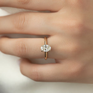 The Razor Kamellie Set  With A 2.5 Carat Oval 18K Yellow Gold Moissanite