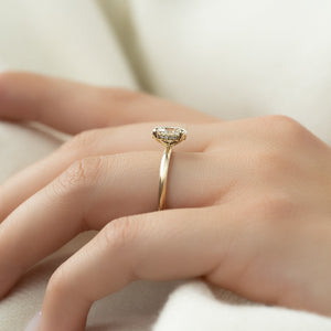 The Razor Kamellie Set  With A 2.5 Carat Oval 18K Yellow Gold Moissanite