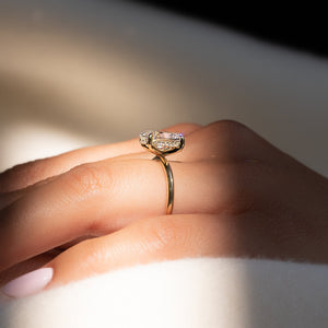 The Razor Kamellie Set  With A 2.5 Carat Oval 18K Yellow Gold Moissanite