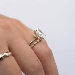 The Razor Kamellie Set  With A 2.5 Carat Oval 18K Yellow Gold Moissanite