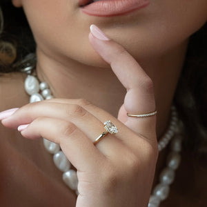 The Razor Kamellie Set  With A 2.5 Carat Oval 18K Yellow Gold Moissanite