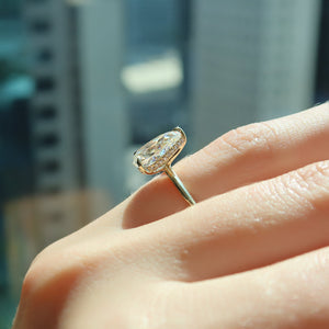 The Razor Kamellie Set  With A 2 Carat Pear 18K Yellow Gold Moissanite