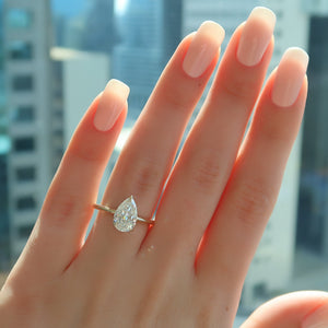 The Razor Kamellie Set  With A 2 Carat Pear 18K Yellow Gold Moissanite