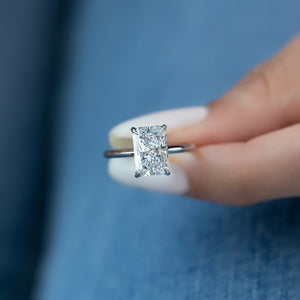 The Razor Kamellie Set  With A 4 Carat Radiant 18K White Gold Moissanite