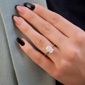 The Razor Kamellie Set  With A 2.5 Carat Radiant 18K Yellow Gold Moissanite