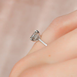 The Low Profile Kamellie Set With A 1 Carat Cushion 18K White Gold Lab Diamond