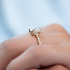 The Low Profile Kamellie Set With A 1 Carat Cushion 18K Yellow Gold Lab Diamond