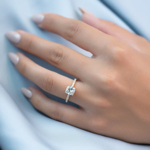 The Low Profile Kamellie Set With A 1 Carat Cushion 18K Yellow Gold Lab Diamond