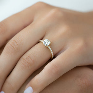 The Low Profile Kamellie Set With A 1 Carat Cushion 18K Yellow Gold Lab Diamond
