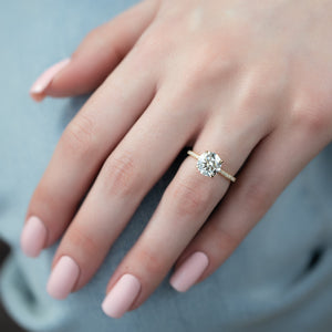 The Low Profile Kamellie Set With A 1 Carat Round 18K Yellow Gold Lab Diamond