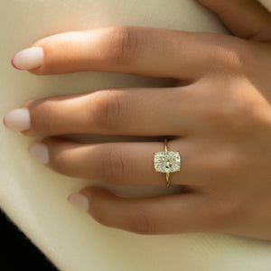 The Low Profile Kamellie Set With A 1 Carat E. Cushion 18K Yellow Gold Lab Diamond
