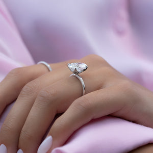 The Solitaire Petal Kamellie Set   With A 5 Carat Oval 18K White Gold Moissanite