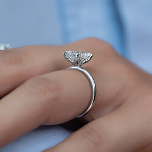 The Solitaire Petal Kamellie Set   With A 3 Carat Oval 18K White Gold Moissanite
