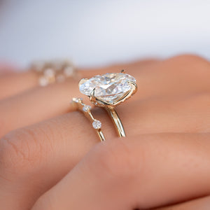 The Solitaire Petal Kamellie Set   With A 4 Carat Oval 18K Yellow Gold Moissanite