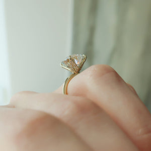 The Solitaire Petal Kamellie Set   With A 2 Carat Round 18K Yellow Gold Moissanite